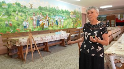 Все життя з пензлем у руках: 77-річна черкащанка розмалювала селище, у якому живе Все життя з пензлем у руках: 77-річна черкащанка розмалювала селище, у якому живе