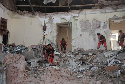 Другий день після російського удару: як у Сумах усувають наслідки атаки РФ Другий день після російського удару: як у Сумах усувають наслідки атаки РФ
