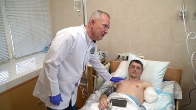 "У нього є заради кого жити": історія бійця з Рівненщини, який втратив три кінцівки "У нього є заради кого жити": історія бійця з Рівненщини, який втратив три кінцівки