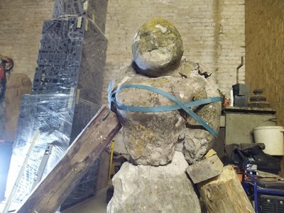 Евакуювали з Донеччини: львівські скульптори реставрують кам'яну "бабу" Евакуювали з Донеччини: львівські скульптори реставрують кам'яну "бабу"