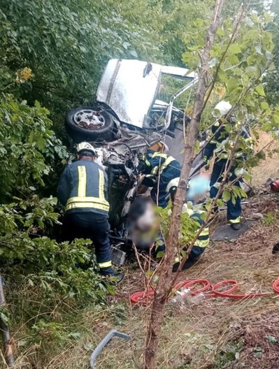 На Черкащині "Мерседес" з'їхав у кювет: двоє людей загинули, ще двоє — у лікарні На Черкащині "Мерседес" з'їхав у кювет: двоє людей загинули, ще двоє — у лікарні