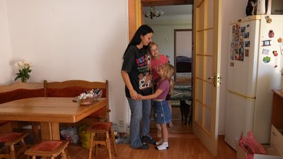 Анастасія Подужайло, водійка сміттєвоза, донечки Саша та Аліна, Івано-Франківщина Анастасія Подужайло, водійка сміттєвоза, донечки Саша та Аліна, Івано-Франківщина