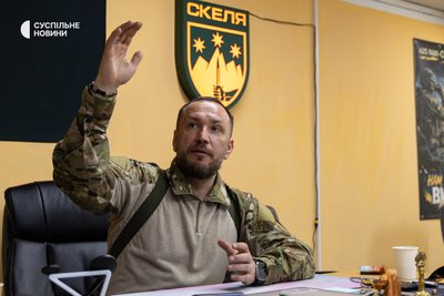 Заступник командира 425 окремого штурмового полку "Скеля" Костянтин "Немо" Русанов під час інтервʼю Суспільному, Донеччина, квітень 2026 року Заступник командира 425 окремого штурмового полку "Скеля" Костянтин "Немо" Русанов під час інтервʼю Суспільному, Донеччина, квітень 2026 року