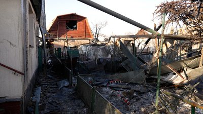"Вікон та стелі немає, а ялинка вистояла": що розповідають мешканці пошкоджених будинків про атаку РФ на Чернігів "Вікон та стелі немає, а ялинка вистояла": що розповідають мешканці пошкоджених будинків про атаку РФ на Чернігів