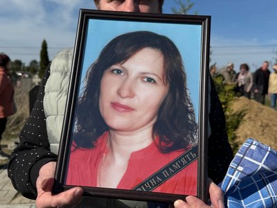 "Вони побігли допомагати людям". У Сумах попрощалися з вчителькою Мариною Чудесою та її мамою "Вони побігли допомагати людям". У Сумах попрощалися з вчителькою Мариною Чудесою та її мамою