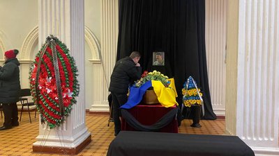 У Дніпрі попрощались із загиблим на фронті актором Яковом Ткаченком, який зіграв у кінострічці "Довбуш" У Дніпрі попрощались із загиблим на фронті актором Яковом Ткаченком, який зіграв у кінострічці "Довбуш"