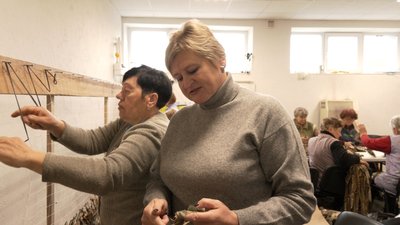 400 маскувальних сіток з початку повномасштабного вторгнення сплели волонтерки в селі на Рівненщині 400 маскувальних сіток з початку повномасштабного вторгнення сплели волонтерки в селі на Рівненщині