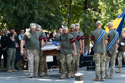В Ужгороді попрощалися з полеглим захисником Олександром Безегою В Ужгороді попрощалися з полеглим захисником Олександром Безегою
