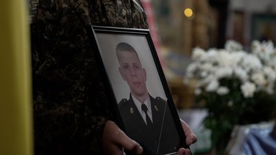 До останнього вірила, що чоловік у полоні: у Чернігові попрощалися з нацгвардійцем Іваном Куковицьким До останнього вірила, що чоловік у полоні: у Чернігові попрощалися з нацгвардійцем Іваном Куковицьким