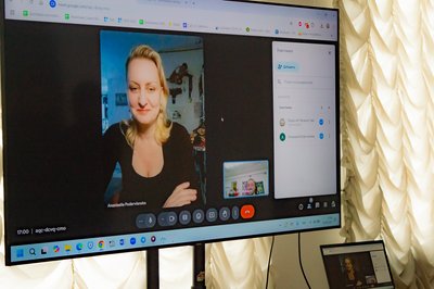 "Шиття" як мова мистецтва: у Дніпрі відкрилася виставка Анастасії Подерв'янської