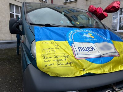 У Житомирі учні, батьки і вчителі житомирського ліцею передали автівку для ЗСУ У Житомирі учні, батьки і вчителі житомирського ліцею передали автівку для ЗСУ