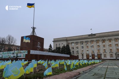 Площа Свободи і пошкоджена обстрілами будівля обладміністрації у Херсоні Площа Свободи і пошкоджена обстрілами будівля обладміністрації у Херсоні