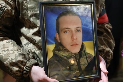 В Луцькій громаді попрощалися з 24-річним солдатом Миколою Ясенюком В Луцькій громаді попрощалися з 24-річним солдатом Миколою Ясенюком
