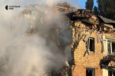 Нічна атака РФ на Київ: є загиблі і поранені, пожежі у кількох районах Нічна атака РФ на Київ: є загиблі і поранені, пожежі у кількох районах