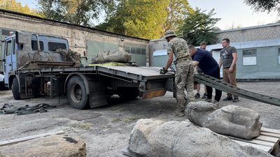 Евакуація половецьких кам'яних статуй з Донеччини до Дніпра 7 вересня 2025 рік Евакуація половецьких кам'яних статуй з Донеччини до Дніпра 7 вересня 2025 рік