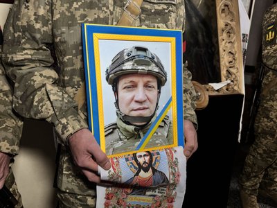 У Полтаві попрощалися із трьома воїнами, які полягли на фронті У Полтаві попрощалися із трьома воїнами, які полягли на фронті