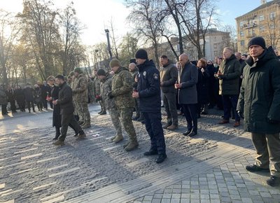 Зеленський та іноземні лідери у Києві вшанували пам’ять жертв Голодоморів Зеленський та іноземні лідери у Києві вшанували пам’ять жертв Голодоморів