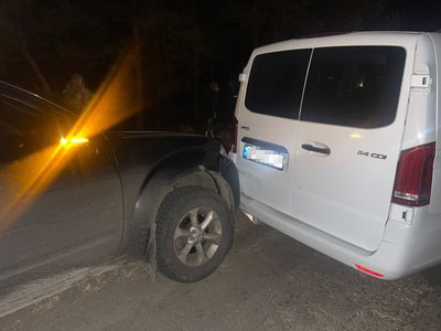 Водій мікроавтобуса ймовірно в'їхав заднім ходом в авто прикордонників на Рівненщині Водій мікроавтобуса ймовірно в'їхав заднім ходом в авто прикордонників на Рівненщині
