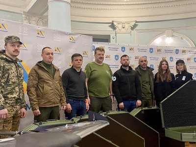 Житомирські волонтери передали українським військовим партію дронів "Валькірія" Житомирські волонтери передали українським військовим партію дронів "Валькірія"