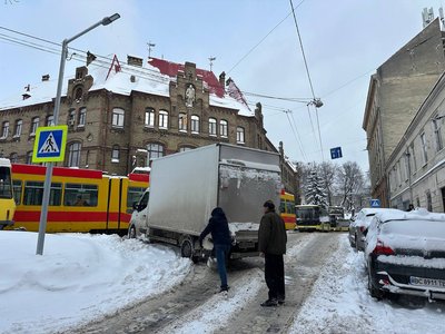 Снігопад на Львівщині: як усувають наслідки негоди на дорогах міста та області Снігопад на Львівщині: як усувають наслідки негоди на дорогах міста та області
