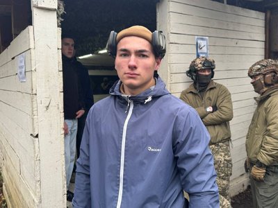 "Ліга сприяння обороні" на Житомирщині: як цивільних навчають стрільбі та тактичній медицині "Ліга сприяння обороні" на Житомирщині: як цивільних навчають стрільбі та тактичній медицині