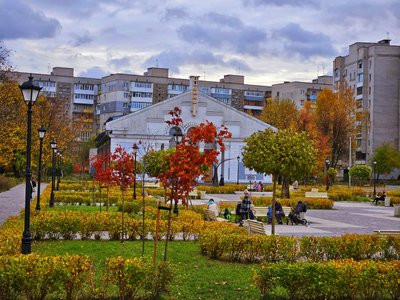 Осінь у відремонтованому сквері “Мистецькі ворота” Житомира: фоторепортаж Осінь у відремонтованому сквері “Мистецькі ворота” Житомира: фоторепортаж