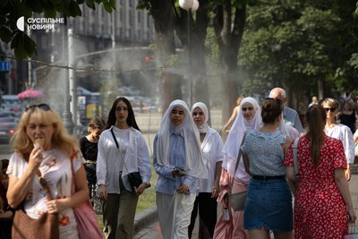 рамка-розпилювач води для охолодження на Хрещатику у Києві 12 липня 2024 року, спека у Києві рамка-розпилювач води для охолодження на Хрещатику у Києві 12 липня 2024 року, спека у Києві