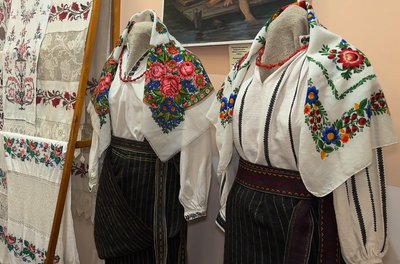 "На похорон – чорна, на весілля – вишита": жителька Хмельниччини зберігає близько сотні українських хусток "На похорон – чорна, на весілля – вишита": жителька Хмельниччини зберігає близько сотні українських хусток