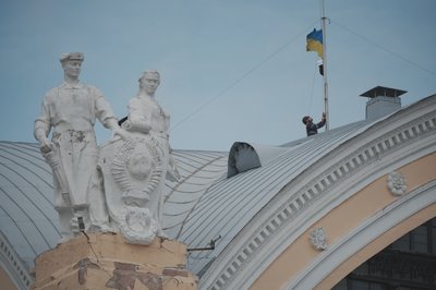 "Прапор надії" підняли над Центральним вокзалом у Харкові "Прапор надії" підняли над Центральним вокзалом у Харкові