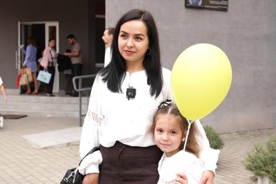 Чернівчанка Тетяна разом із дочкою, яка цьогоріч пішла в перший клас Чернівецького ліцею №13 Чернівчанка Тетяна разом із дочкою, яка цьогоріч пішла в перший клас Чернівецького ліцею №13