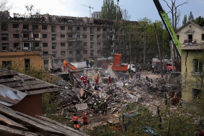 Рятувальники розбирають уламки багатоквартирного будинку у Святошинському районі Києва 24 квітня Рятувальники розбирають уламки багатоквартирного будинку у Святошинському районі Києва 24 квітня