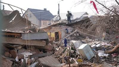 війна хмельницький, обстріл Хмельницького 22 березня, розбір завалів Хмельницький, рятувальники розбирають завали будинку