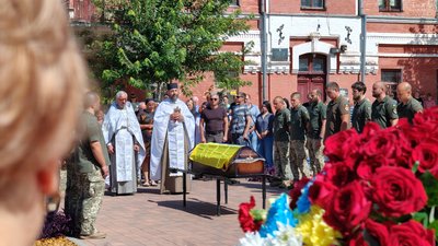 Попрощалися з двома загиблими бійцями з Чернігівщини: Русланом Шуйським та Ігорем Шостаком Попрощалися з двома загиблими бійцями з Чернігівщини: Русланом Шуйським та Ігорем Шостаком