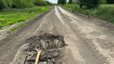 Вирва на дорозі село Білокузьминівка Костянтинівська громада Донецька область 28 травня 2025 рік