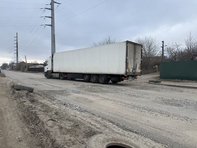 "Їздять по обочині": у Полтаві місцеві скаржаться на розбиту дорогу біля Київського вокзалу "Їздять по обочині": у Полтаві місцеві скаржаться на розбиту дорогу біля Київського вокзалу