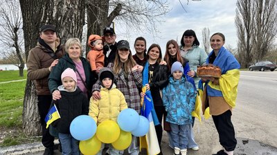 У Кропивницькому зустріли звільненого з російського полону Євгенія Коденця У Кропивницькому зустріли звільненого з російського полону Євгенія Коденця