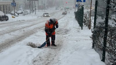 Чоловік розчищає засніжений тротуар, 8 січня 2026 року, Хмельницький Чоловік розчищає засніжений тротуар, 8 січня 2026 року, Хмельницький