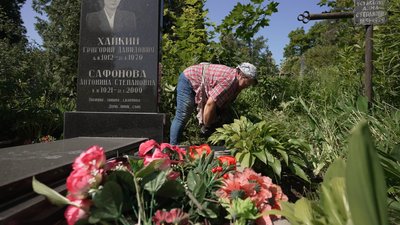 "Приходжу до них, як до рідних": чернігівка на замовлення прибирає могили на кладовищах
