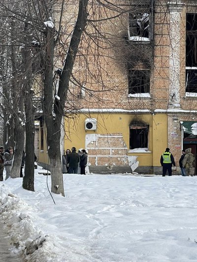 В Гостомелі зрізали зі стіни витвір вуличного художника Бенксі. 8 людей затримали