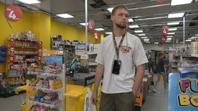 "Працюватимемо, реагуючи на сповіщення про тривогу" — працівник магазину ТЦ у Дніпрі, пошкодженого через атаку РФ "Працюватимемо, реагуючи на сповіщення про тривогу" — працівник магазину ТЦ у Дніпрі, пошкодженого через атаку РФ