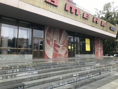 Мозаїка на кінотеатрі "Жовтень" у Житомирі: історія створення та значення Мозаїка на кінотеатрі "Жовтень" у Житомирі: історія створення та значення