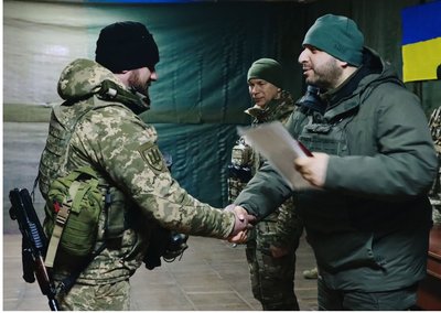 Заохочувальну відзнаку Олександру Люлюку з Хмельниччини вручили Міністр оборони України Рустем Умєров та Головнокомандувача Збройних сил України Олександр Сирський Заохочувальну відзнаку Олександру Люлюку з Хмельниччини вручили Міністр оборони України Рустем Умєров та Головнокомандувача Збройних сил України Олександр Сирський