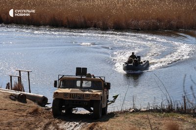 Морпіхи першого батальйону 40-ї окремої бригади берегової оборони під час навчань на півдні України Морпіхи першого батальйону 40-ї окремої бригади берегової оборони під час навчань на півдні України