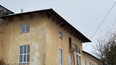 Нова покрівля та вікна у будинку культури в Есхарі Нова покрівля та вікна у будинку культури в Есхарі