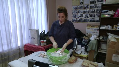 Хліб, село та ковбаса: п'ять тисяч вакуумованих бутербродів для військових на фронт приготували волонтерки у Рівному Хліб, село та ковбаса: п'ять тисяч вакуумованих бутербродів для військових на фронт приготували волонтерки у Рівному