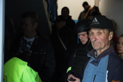 Місцеві жителі та рятувальники ховаються у підʼїзді будинку в Херсоні під час повторного російського обстрілу з артилерії Центрального району міста 16 квітня 2025 року Місцеві жителі та рятувальники ховаються у підʼїзді будинку в Херсоні під час повторного російського обстрілу з артилерії Центрального району міста 16 квітня 2025 року