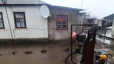 На Кіровоградщині рятувальники 120 разів відкачували воду з підвалів та дворів На Кіровоградщині рятувальники 120 разів відкачували воду з підвалів та дворів