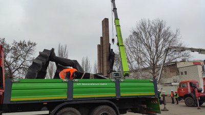 Демонтаж пам'ятника "Юність" Демонтаж пам'ятника "Юність"