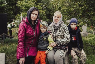 Катають яйця на могилах, кладуть цукерки й паски біля поховань та моляться: як відзначають Проводи на Сумщині Катають яйця на могилах, кладуть цукерки й паски біля поховань та моляться: як відзначають Проводи на Сумщині