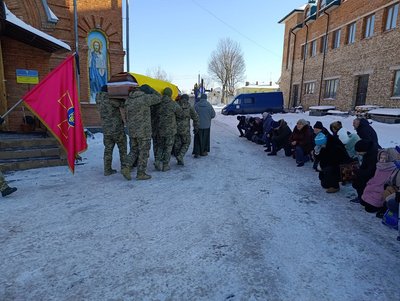 Рідні та знайомі прийшли попрощатися із воїном, 20 січня 2026 року, Хмельницький